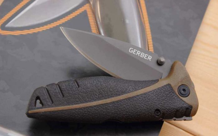 Складной нож с фонариком Gerber Myth Folder, сталь 7Cr17MoV, рукоять стеклонейлон