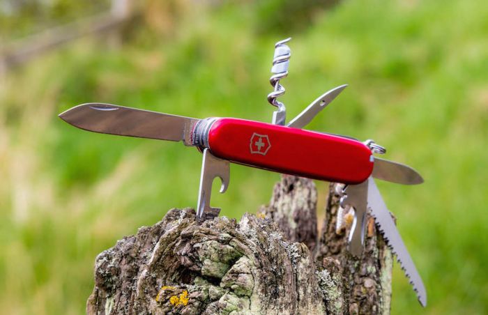 Нож швейцарский Victorinox Camper, сталь X55CrMo14, рукоять Cellidor®, красный