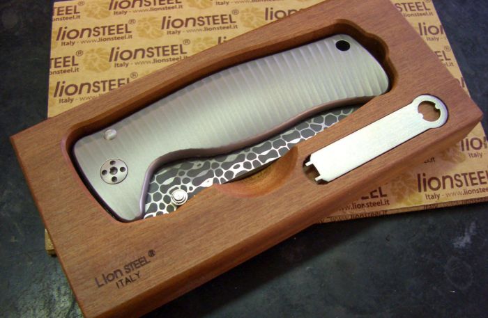 Нож складной LionSteel SR2DL G Mini, сталь клинка дамасская сталь Chad Nichols Damascus "Lizard" Pattern, рукоять титан по технологии Solid®, серый