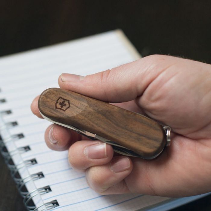 Нож перочинный Victorinox EvoWood 81, сталь X50CrMoV15, рукоять ореховое дерево, коричневый