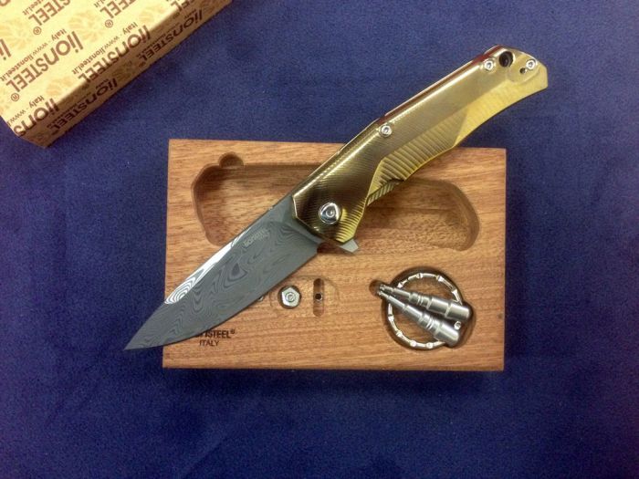 Складной нож LionSteel TRE DT GY POL GOLD, сталь дамаск, рукоять титан